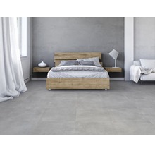 Slaapkamer met houten bed, nachtkastjes en grijze vloertegels.
