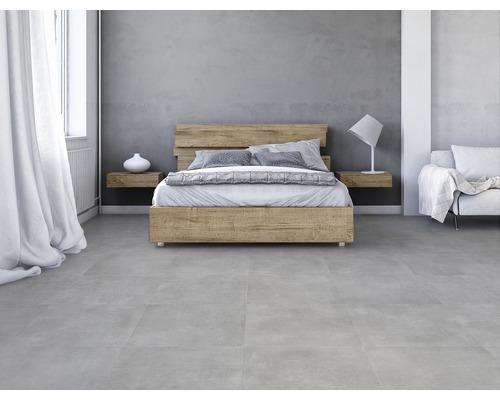 Slaapkamer met houten bed, nachtkastjes en grijze vloertegels.