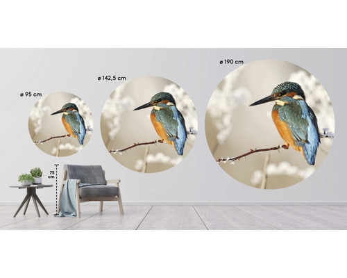 Drie ronde muurafbeeldingen met een vogel op een tak in verschillende formaten in een woonkamer.