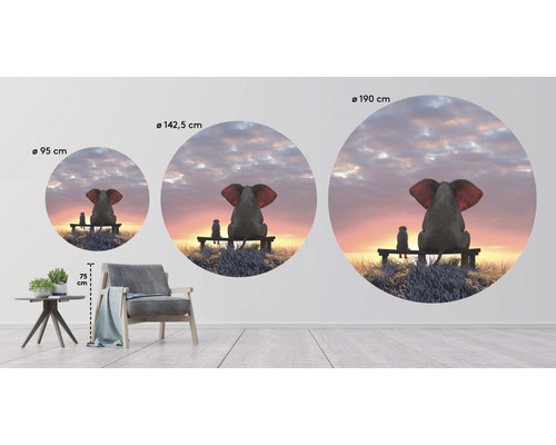 Muurstickers in drie formaten met een olifant en een hond die op een bank zitten en naar de zonsondergang kijken