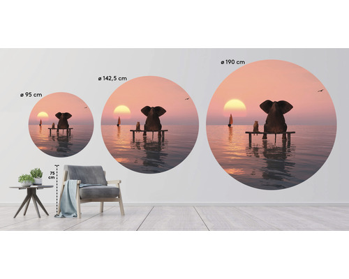 Drie ronde muurdecoraties met een olifant en een stokstaartje op een steiger in de zee bij zonsondergang, formaten 95 cm, 142,5 cm en 190 cm.