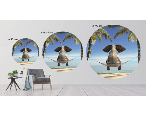 Muursticker met olifant in hangmat voor een strandscène, verkrijgbaar in drie maten