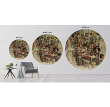 Wanddecoratie met schilderij in drie verschillende afmetingen naast fauteuil en tafel