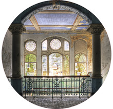 Interieur van een verlaten gebouw met pilaren en raampartijen