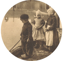 Historische foto van drie kinderen in traditionele kleding aan het water