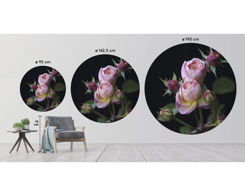 Decoratieve muurstickers met rozen in verschillende maten, die een woonkamerambiance tonen