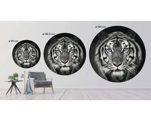 Drie muurstickers met tijgermotieven in verschillende formaten in een woonkamer.