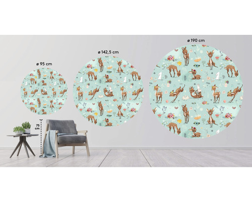 Drie ronde muurstickers met een herten- en bloemenmotief in verschillende formaten op een muur