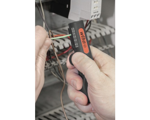 Gebruiker stript kabel met Wiha kabelstripper