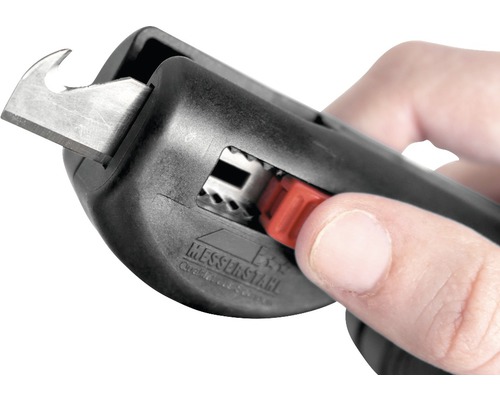 Hand bedient een universeel mes met haakmes