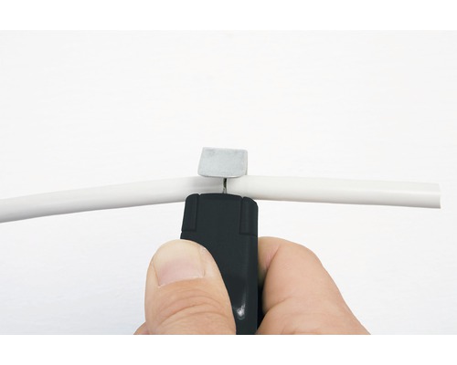 Hand gebruikt kabelmes op een kabel