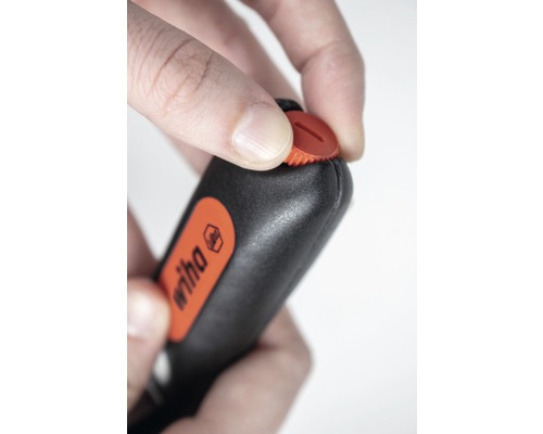 Wiha logo op schroevendraaierhandvat met hand