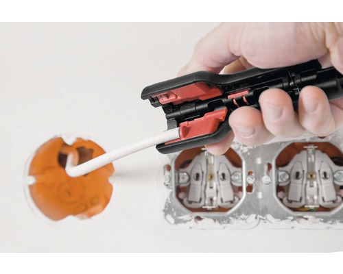 Striptang in gebruik op een stopcontact