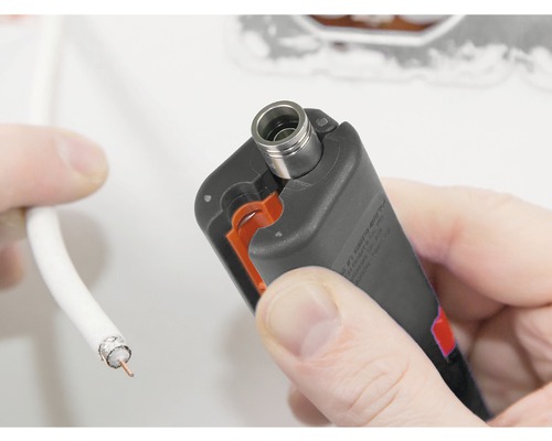 Coaxkabel wordt gestript met een striptang.