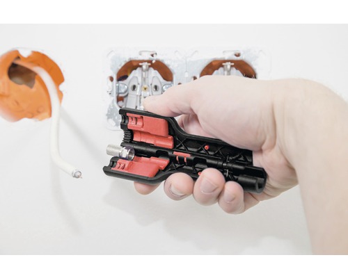 Coaxkabel stripper in gebruik met één hand