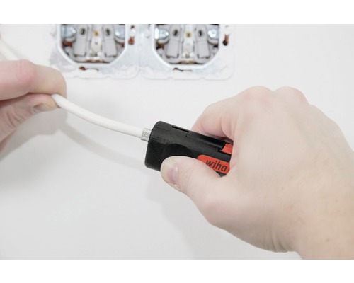 Installatie van een elektrische leiding met een Wiha kabelstripper