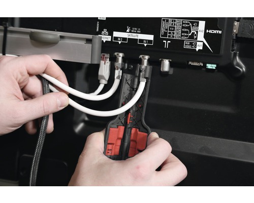 Kabels aansluiten op een televisie met een kabelstripper