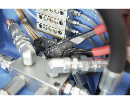 Een Wiha pijptang wordt gebruikt op een hydraulische fitting.