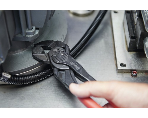 Wiha logo. Een krimptang wordt gebruikt om een schroef aan te draaien.