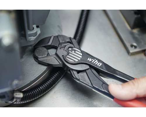 Wiha Logo. Tang in gebruik op een schroef.