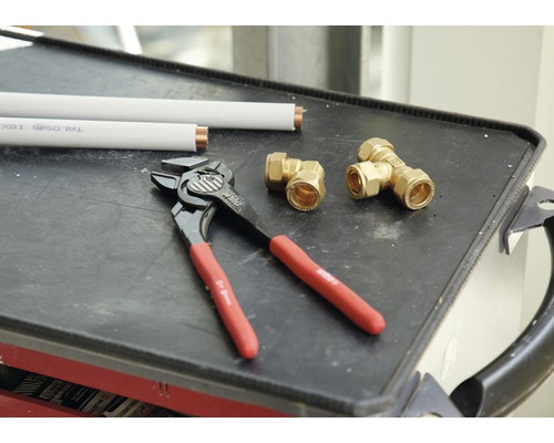 Installatietang, buisverbindingen en buizen op een dienblad