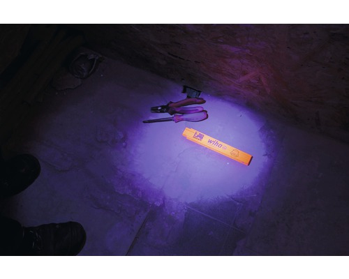 Tang, schroevendraaier en Wiha duimstok op de grond.