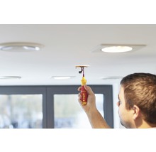 Elektricien monteert plafondlamp met schroevendraaier. Wiha Logo
