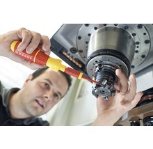 Een man bedient een machine met een schroevendraaier met het opschrift SpeedE.