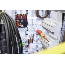 Elektrische installatieopstelling met gereedschap, kabels en schroevendraaier