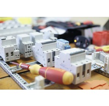 Aardlekschakelaars en schroevendraaier op een DIN-rail
