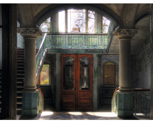 SPECIAL DECORATION Fotobehang vlies Old hospital II 243x184 cm Interieurfoto van een historisch gebouw met zuilen, trappen en deuren