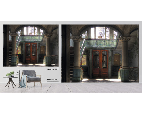 Fotobehang met een trappenhuis in een oud gebouw