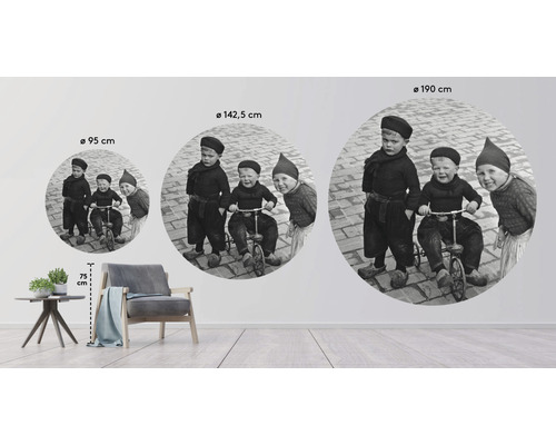 Wanddecoratie met historische afbeelding van kinderen op een driewieler in verschillende formaten