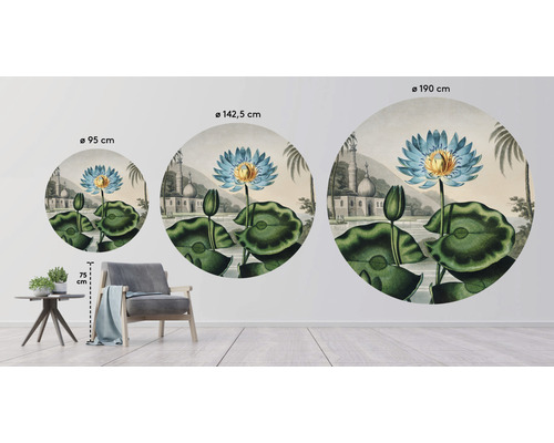 Illustratie van verschillende formaten van een ronde wanddecoratie met een waterleliemotief in een kamer