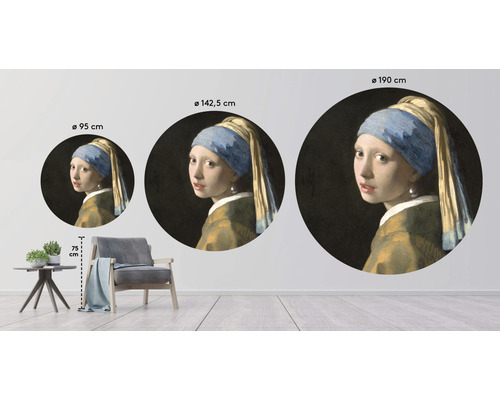 Muursticker met het schilderij ''Het meisje met de parel'' in verschillende formaten in een kamerweergave