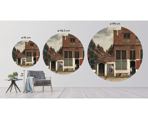 Drie ronde muurdecoraties met een historisch stadsbeeld in verschillende groottes, weergegeven in een woonkamer.