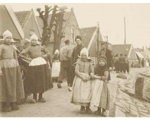 SPECIAL DECORATION Fotobehang vlies Klederdracht II 243x184 cm Historische foto van meisjes in traditionele Nederlandse klederdracht op een straat
