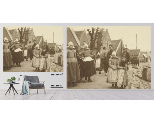 Historisch fotobehang met een afbeelding van kinderen in traditionele kleding in een straatscène