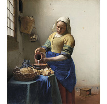 Schilderij van een vrouw die melk in een kom giet, omringd door brood op een tafel
