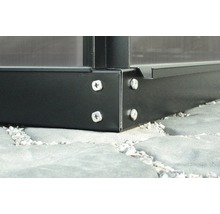 Gedetailleerde opname van een kasconstructie met schroeven op stenen tegels