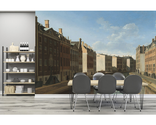 Decoratieve muurschildering met een straatscène en een eettafel met stoelen, wat zorgt voor een heldere en uitnodigende sfeer.