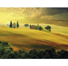 Toscaans landschap met kapel en boerderij in een veld
