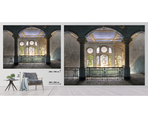 Fotobehang met een historisch trappenhuis met ramen, zuilen en balustrade, afmeting 340 bij 254 centimeter