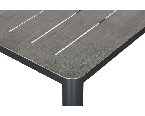 Detailopname van een tuintafelblad met lattenstructuur