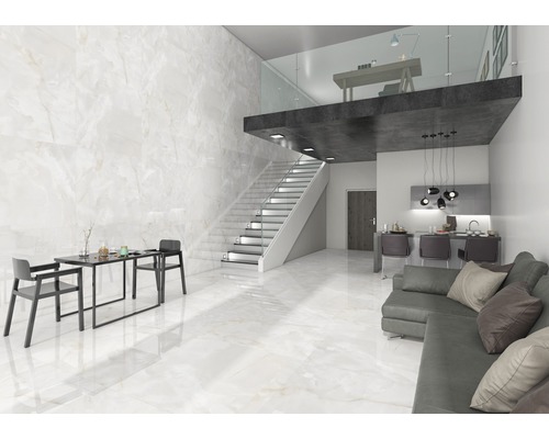 Lichte woonkamer met marmeren tegels, trap, eettafel en bank