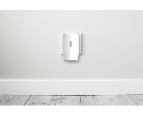 Luchtverfrisser stekker in kamer aan de muur