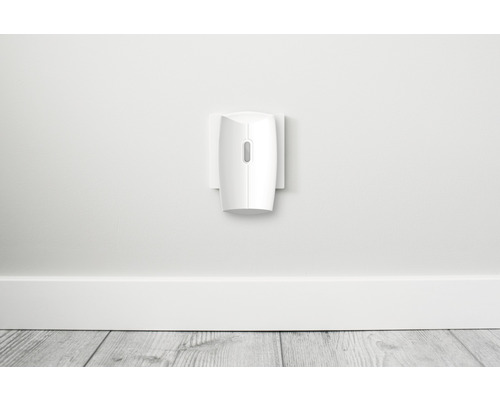 Elektrische geurverspreider gemonteerd op een muur.