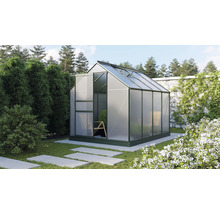 Tuinkas in de tuin met open deur en planten binnenin.