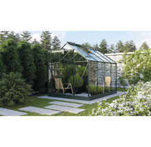 Kas in de tuin met glazen wanden en planten