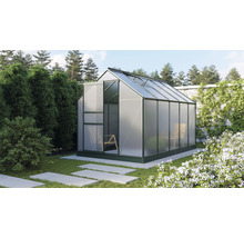 Kas met open schuifdeur in de tuin